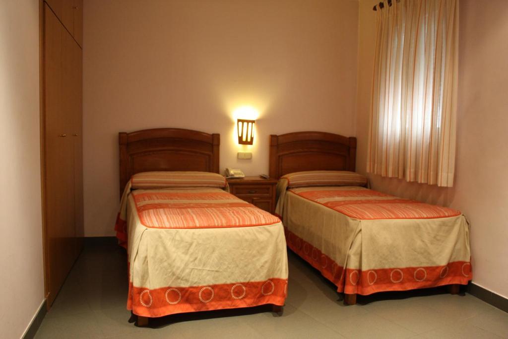 Hostal La Nava Madrid Exterior photo